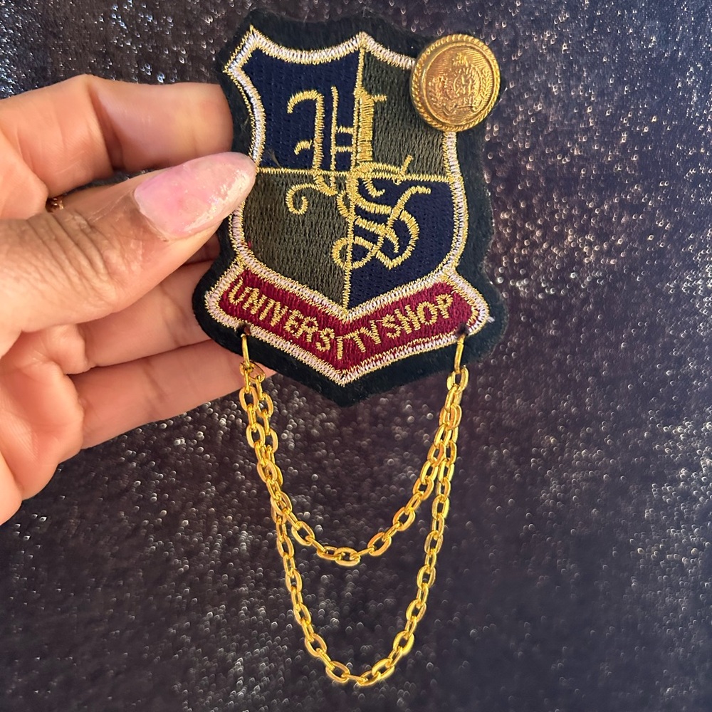 Crest Patch adorned with a chic gold chain